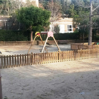 Imatge pels mitjans: Instal·lació de terra de cautxú a la zona de joc infantil del Parc de Can Godó