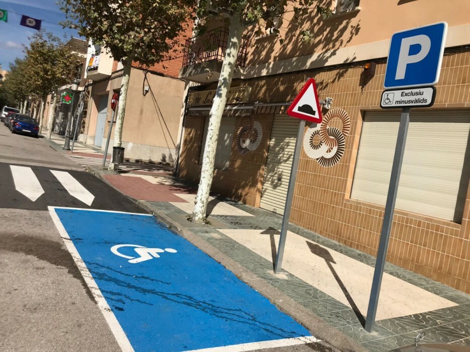Imatge pels mitjans: Millora de la senyalització de les places d’aparcament reservades per a minusvàlids