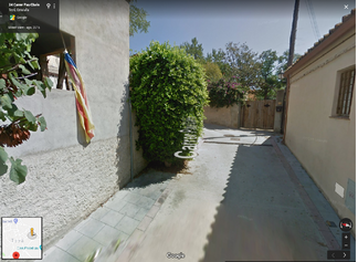 la corba on s'hauria de posar el mirall per a veure el carrer que enfila.